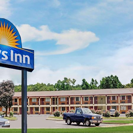 Days Inn By Wyndham Newport News Exterior photo