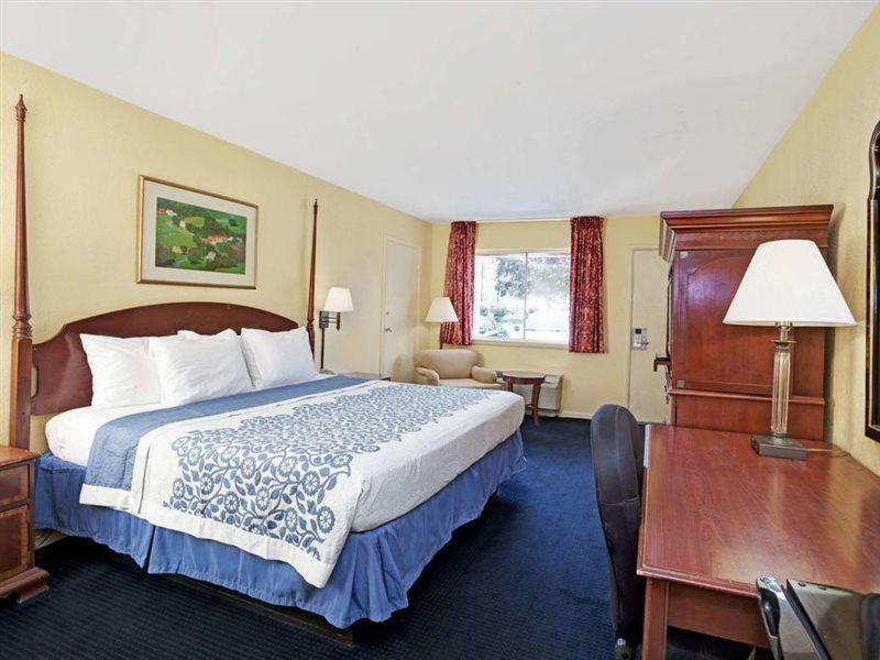 Days Inn By Wyndham Newport News Exterior photo