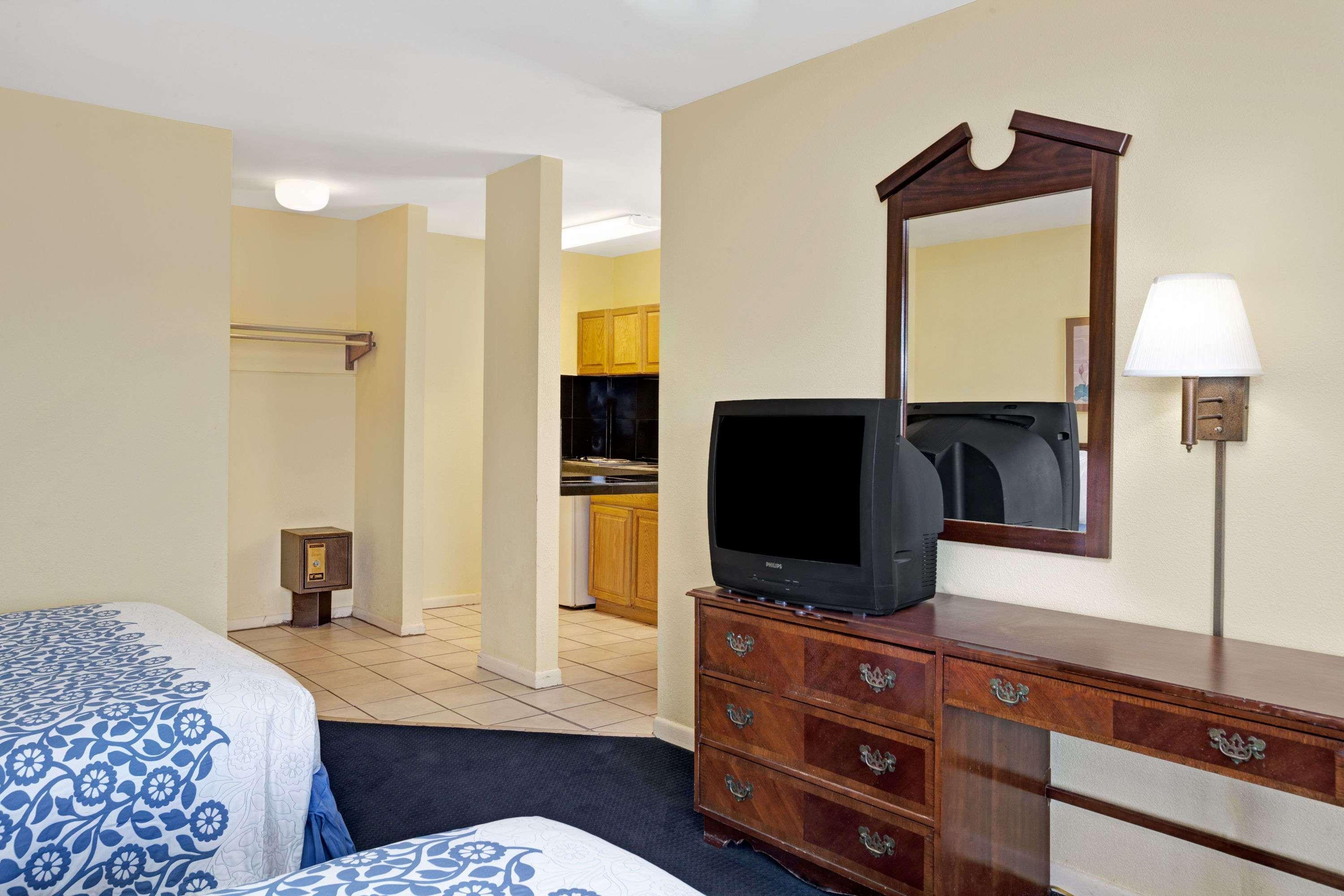 Days Inn By Wyndham Newport News Exterior photo
